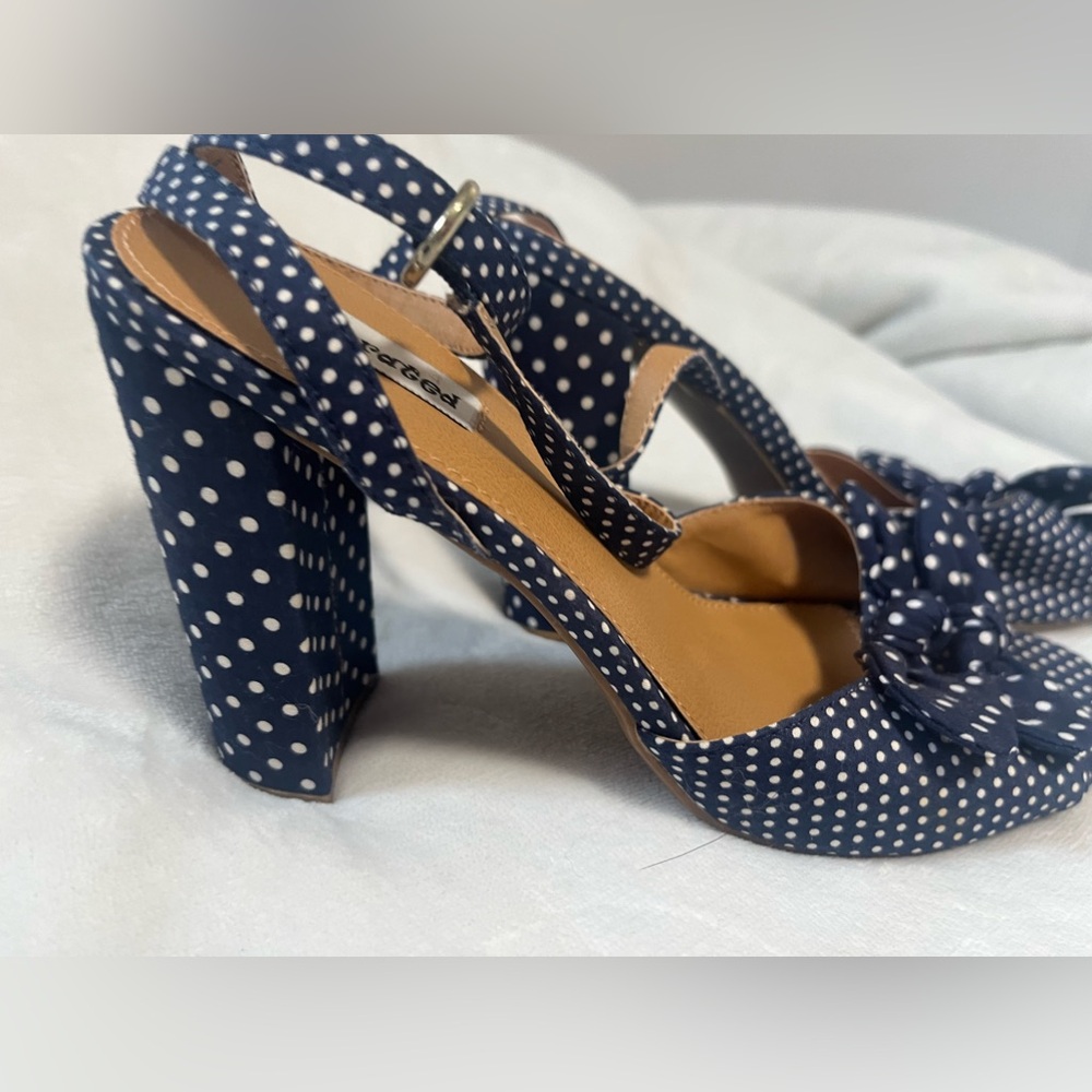 Navy Blue with white polka dots, Not Rated Brand Heels with bows, size 8.5. - Picture 6 of 6